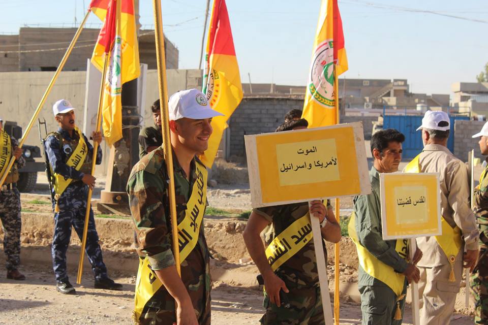 مقاتلون شيعة خلال مسيرة بمناسبة 